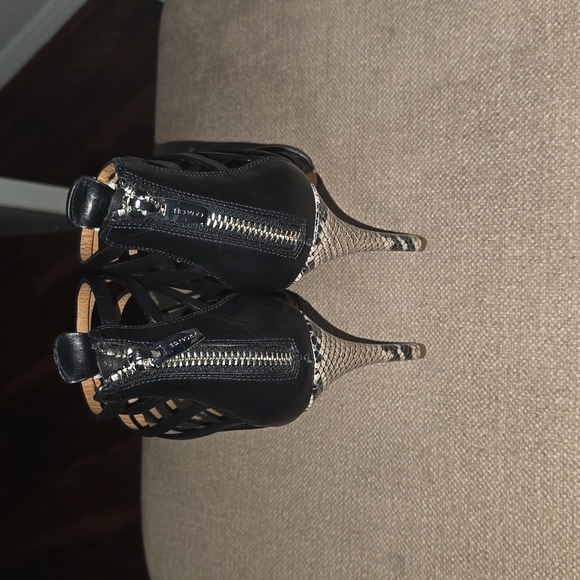 Coach - Picture 6 of 6